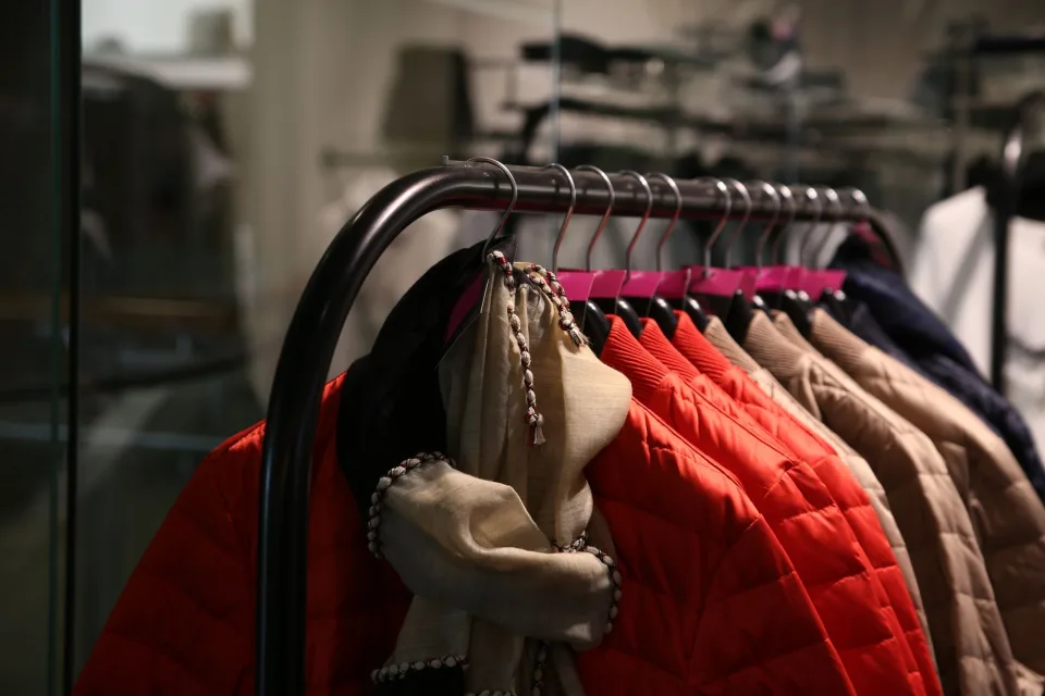 Người đứng bán và tư vấn tại shop