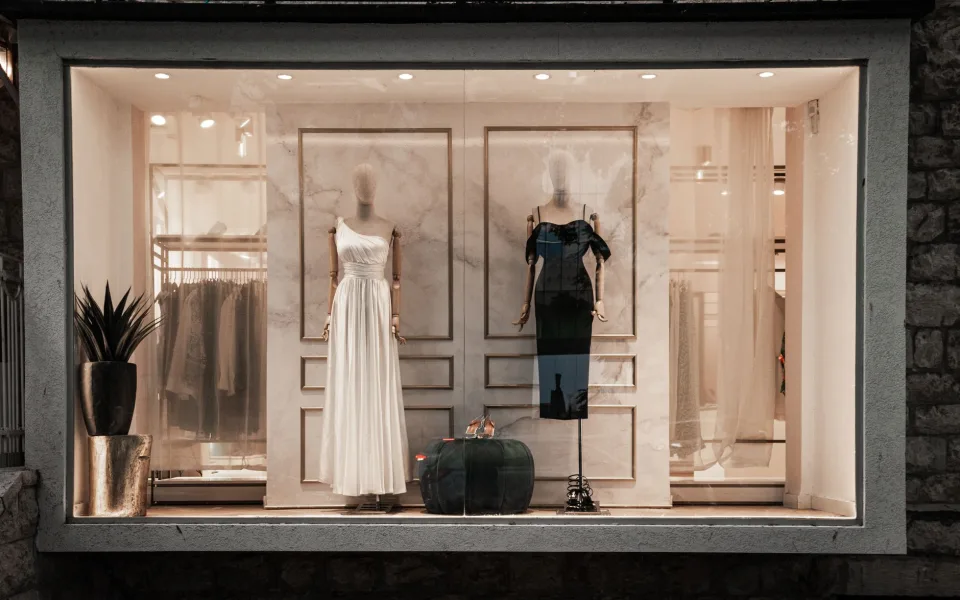 Người đứng bán và tư vấn tại shop